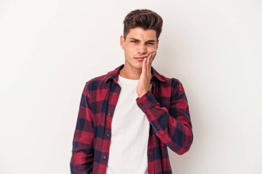 Beyaz arka planda izole genç beyaz adam güçlü bir diş ağrısı, azıdişi ağrısı var..