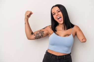 Beyaz arka planda tek kollu beyaz bir kadın zaferden sonra yumruğunu kaldırıyor, kazanan konsept..