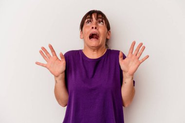 Genç Arjantinli kadın beyaz arka planda izole edilmiş, gökyüzüne haykırıyor, yukarı bakıyor, hayal kırıklığına uğramış..