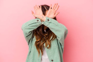 Pembe arka planda izole edilmiş genç beyaz kadın iki kolu çapraz tutuyor, inkar kavramı.