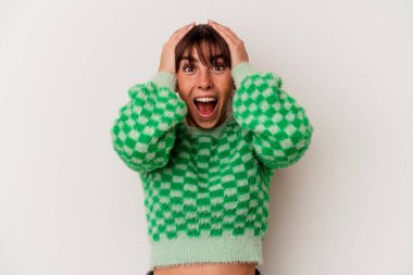 Genç Arjantinli kadın beyaz arka planda izole edilmiş bağırıyor, çok heyecanlı, tutkulu, bir şeyden memnun..