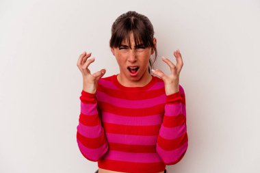 Genç Arjantinli kadın beyaz arka planda izole edilmiş öfkeyle bağırıyor.