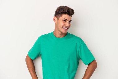 Beyaz arka planda izole edilmiş beyaz bir adam. Kendine güveniyor. Kalçaları tutuyor..