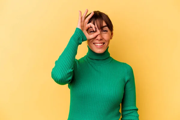 Young Argentinian Woman Isolated Yellow Background Excited Keeping Gesture Eye — Foto de Stock