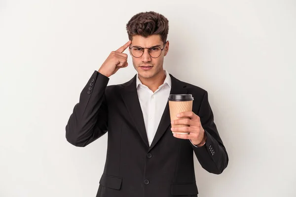 Jovem Homem Caucasiano Negócios Segurando Tirar Café Isolado Fundo Branco — Fotografia de Stock