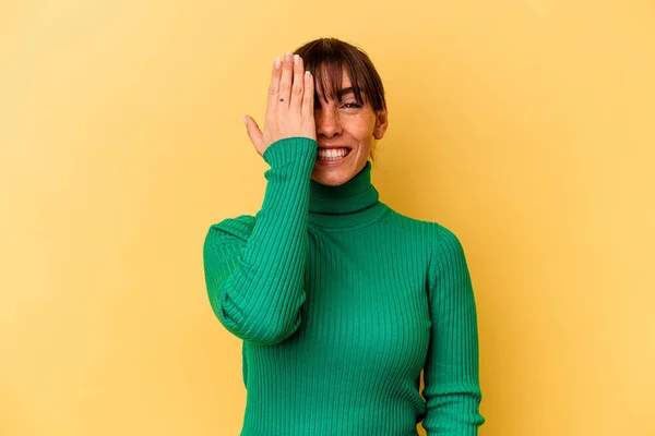 Mladá Argentinská Žena Izolované Žlutém Pozadí Zábavou Pokrývající Polovinu Obličeje — Stock fotografie