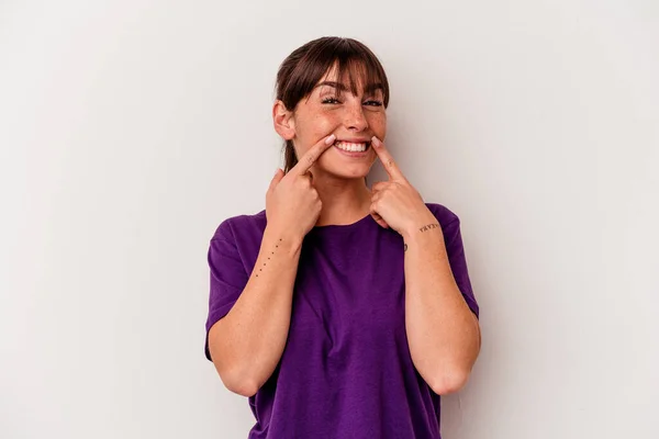 Ung Argentinsk Kvinna Isolerad Vit Bakgrund Leenden Pekar Finger Munnen — Stockfoto