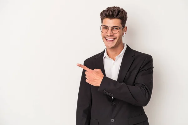 Joven Hombre Caucásico Negocios Con Auriculares Aislados Sobre Fondo Blanco —  Fotos de Stock