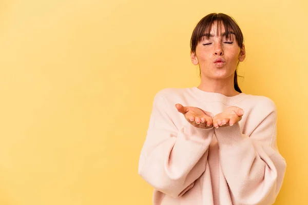 Jonge Argentijnse Vrouw Geïsoleerd Gele Achtergrond Vouwen Lippen Het Vasthouden — Stockfoto