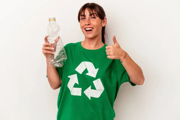 Młoda Argentyńczyk Kobieta Recyklingu Tworzyw Sztucznych Izolowane Białym Tle — Zdjęcie stockowe