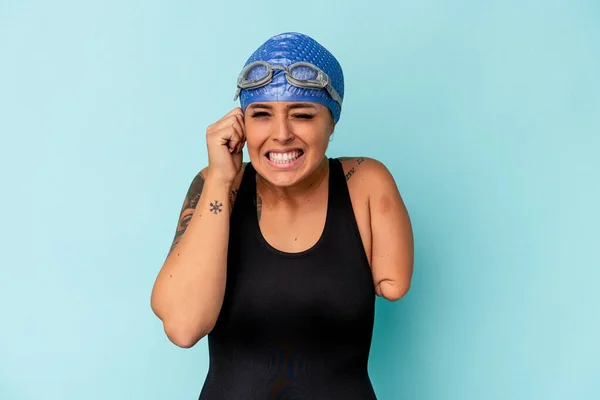 年轻的游泳者 白人女子 一只手被蓝色背景隔离 双手捂住耳朵 — 图库照片