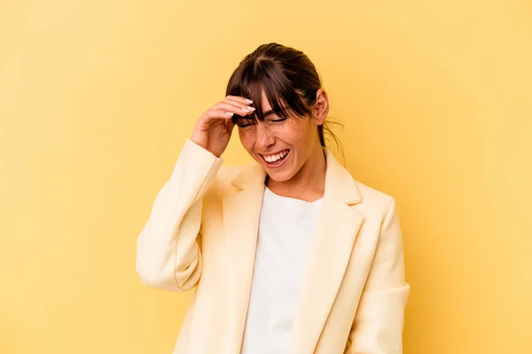Młoda Argentyńska Kobieta Odizolowana Żółtym Tle Dużo Się Śmieje Koncepcja — Zdjęcie stockowe