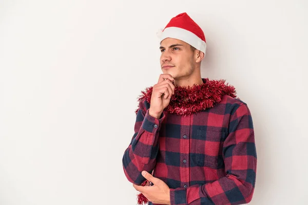 Junger Kaukasischer Mann Feiert Weihnachten Isoliert Auf Weißem Hintergrund Und — Stockfoto