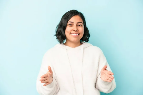 Jonge Latijn Vrouw Geïsoleerd Blauwe Achtergrond Met Iets Met Beide — Stockfoto