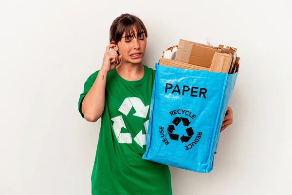 Młoda Argentyńska Kobieta Poddała Recyklingowi Papier Izolowany Żółtym Tle Pokrywający — Zdjęcie stockowe