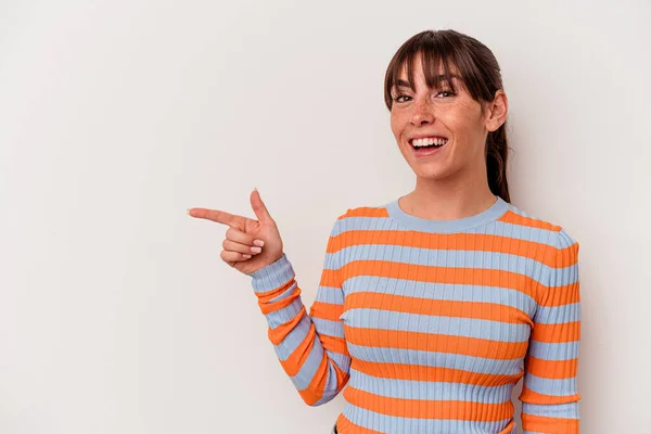 Jovem Argentina Isolada Fundo Branco Sorrindo Alegremente Apontando Com Dedo — Fotografia de Stock