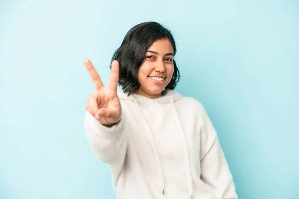 Jonge Latijn Vrouw Geïsoleerd Blauwe Achtergrond Vreugdevol Zorgeloos Tonen Een — Stockfoto
