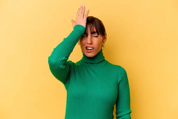 Young Argentinian Woman Isolated Yellow Background Forgetting Something Slapping Forehead — стоковое фото