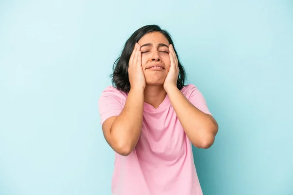 青い背景で泣いている若いラテン語の女性 何かに不満 苦悩と混乱の概念 — ストック写真