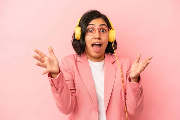 Jonge Latin Vrouw Luisteren Naar Muziek Geïsoleerd Roze Achtergrond Ontvangen — Stockfoto