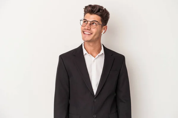 Joven Hombre Caucásico Negocios Con Auriculares Aislados Sobre Fondo Blanco — Foto de Stock