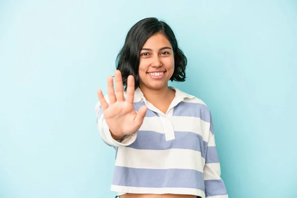Молодая Латинская Женщина Синем Фоне Улыбается Весело Показывая Номер Пять — стоковое фото