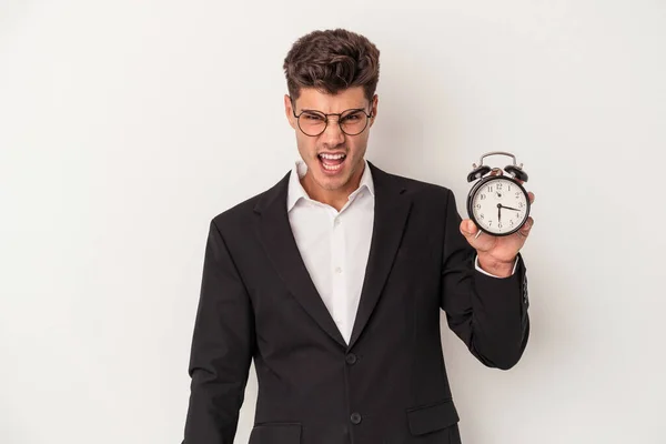 Joven Hombre Caucásico Negocios Sosteniendo Reloj Despertador Aislado Sobre Fondo — Foto de Stock