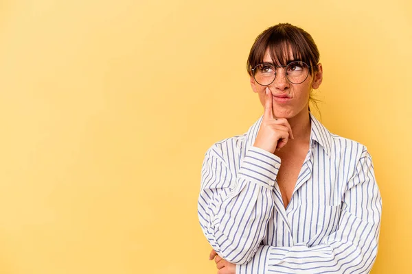 Young Argentinian Woman Isolated Yellow Background Looking Sideways Doubtful Skeptical —  Fotos de Stock