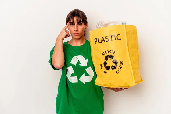 Jeune Femme Argentine Recyclé Plastique Isolé Sur Fond Blanc Pointant — Photo