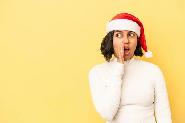Jonge Latijnse Vrouw Viert Kerst Geïsoleerd Gele Achtergrond Zegt Een — Stockfoto