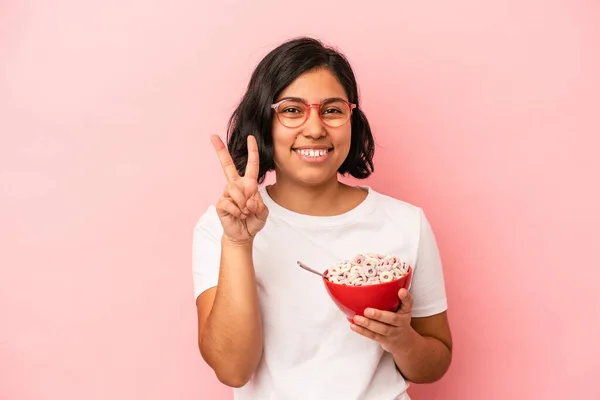 Jonge Latijn Vrouw Houden Granen Geïsoleerd Roze Achtergrond Tonen Nummer — Stockfoto