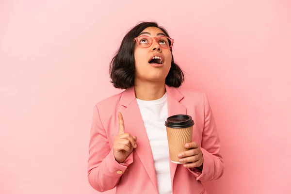 Ung Latinamerikansk Kvinna Håller Bort Kaffe Isolerad Rosa Bakgrund Pekar — Stockfoto