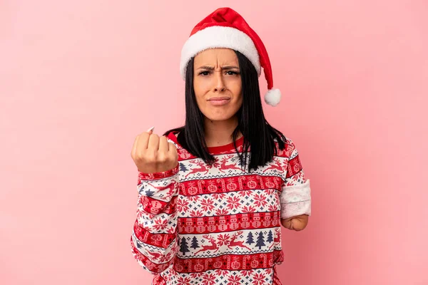 Mujer Joven Caucásica Con Brazo Celebrando Navidad Aislada Sobre Fondo —  Fotos de Stock