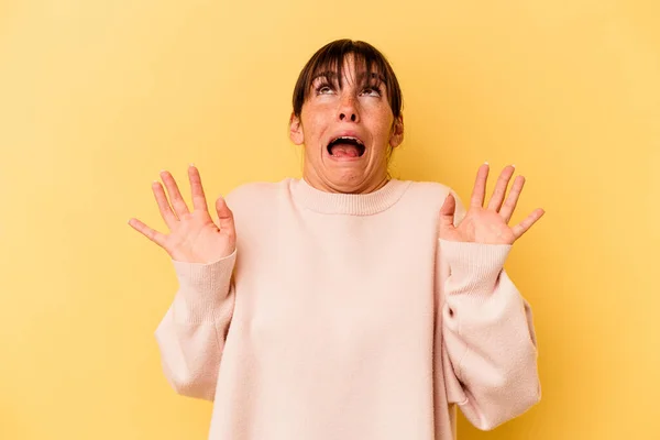 Young Argentinian Woman Isolated Yellow Background Screaming Sky Looking Frustrated — 스톡 사진