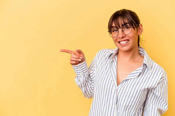Mladá Argentinská Žena Izolované Žlutém Pozadí Úsměvem Vesele Ukazuje Ukazováčkem — Stock fotografie