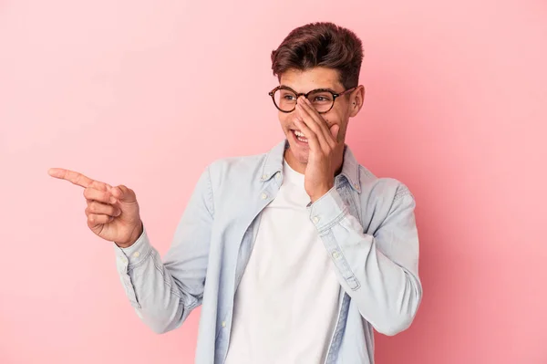 Νεαρός Καυκάσιος Άντρας Απομονωμένος Ροζ Φόντο Λέει Ένα Κουτσομπολιό Δείχνοντας — Φωτογραφία Αρχείου