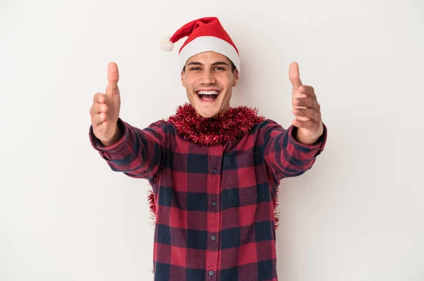 年轻的高加索人在白色背景下孤立无援地庆祝圣诞节 他得到了一个愉快的惊喜 兴奋地举起双手 — 图库照片