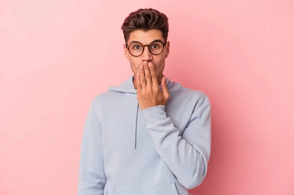 Νεαρός Καυκάσιος Άνδρας Απομονωμένος Ροζ Φόντο Σοκαρισμένος Καλύπτοντας Στόμα Χέρια — Φωτογραφία Αρχείου