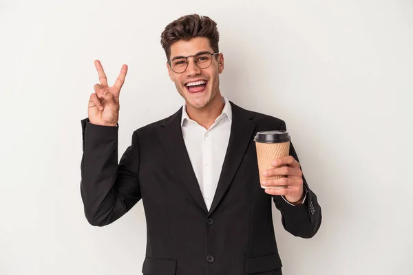 Mladý Obchodní Kavkazský Muž Drží Odnést Kávu Izolované Bílém Pozadí — Stock fotografie