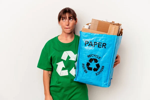 Młoda Argentyńska Kobieta Recyklingu Papieru Izolowane Żółtym Tle Mylić Czuje — Zdjęcie stockowe