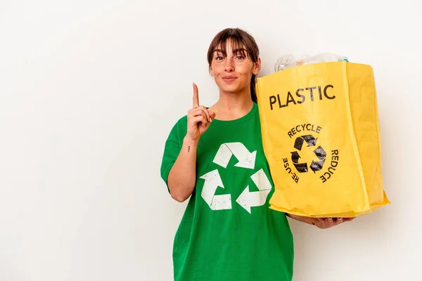 Jovem Argentina Reciclada Plástico Isolado Sobre Fundo Branco Mostrando Número — Fotografia de Stock