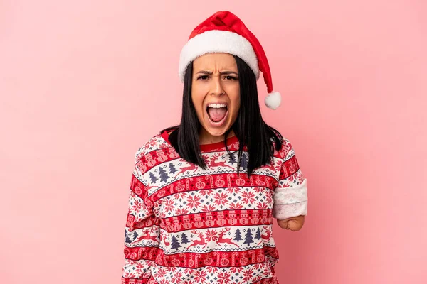 若いですCaucasian女性ともに一つの腕お祝いクリスマス孤立オンピンクの背景悲鳴非常に怒っていると積極的 — ストック写真