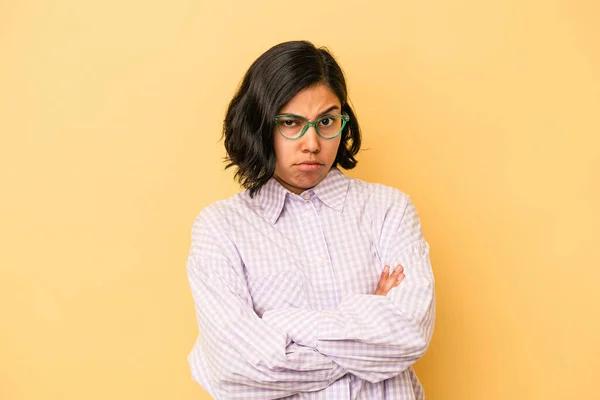 Young Latin Woman Isolated Yellow Background Unhappy Looking Camera Sarcastic — Stock Photo, Image