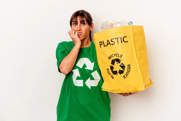 Jovem Argentina Reciclado Plástico Isolado Sobre Fundo Branco Mordendo Unhas — Fotografia de Stock