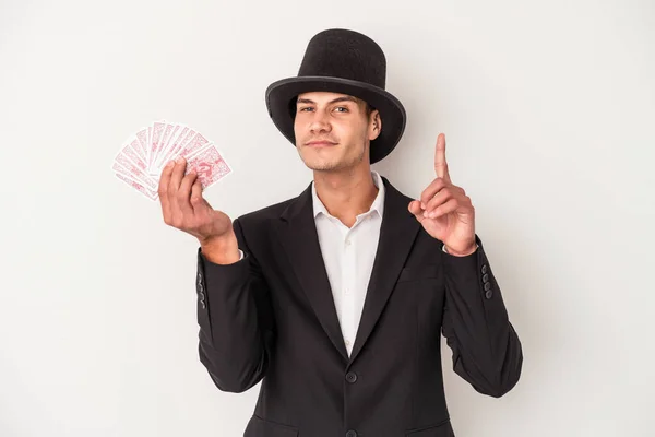 Jovem Mágico Caucasiano Homem Segurando Cartas Mágicas Isolado Fundo Branco — Fotografia de Stock