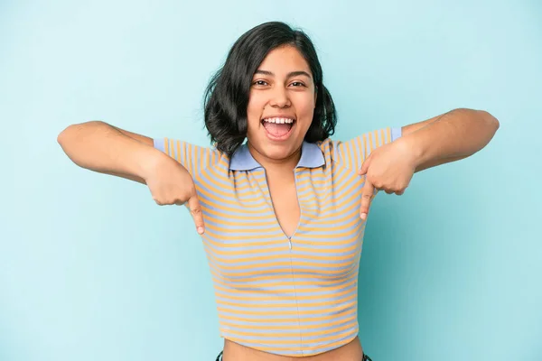Jonge Latijnse Vrouw Geïsoleerd Blauwe Achtergrond Punten Naar Beneden Met — Stockfoto