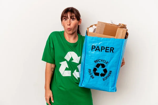 Jeune Femme Argentine Recyclé Papier Isolé Sur Fond Jaune Haussant — Photo