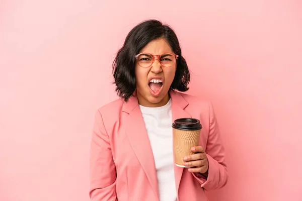 Jonge Latijn Vrouw Holding Take Away Koffie Geïsoleerd Roze Achtergrond — Stockfoto