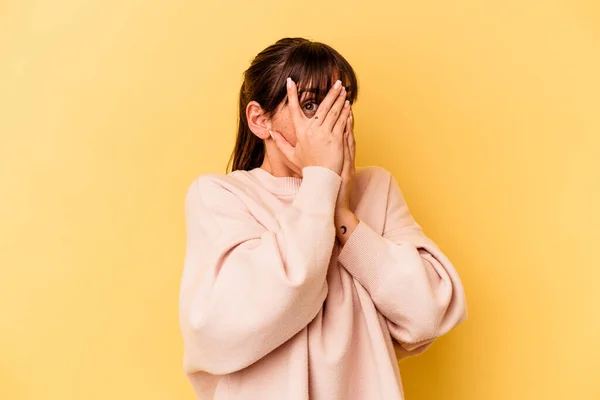 Young Argentinian Woman Isolated Yellow Background Blink Fingers Frightened Nervous —  Fotos de Stock