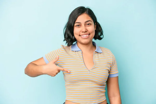 Jonge Latijnse Vrouw Geïsoleerd Blauwe Achtergrond Persoon Wijzend Met Hand — Stockfoto